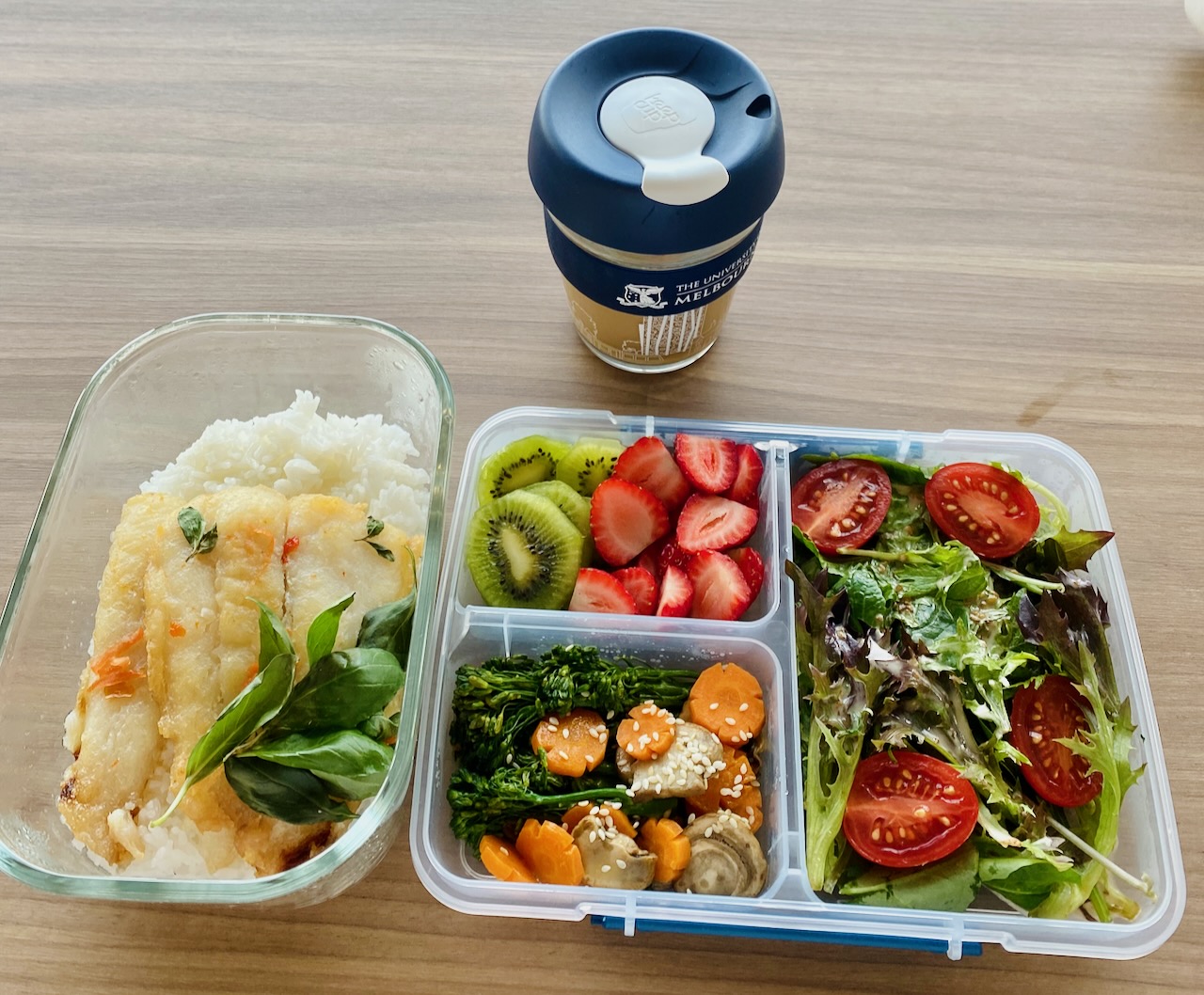 Một phần ăn trưa nhiều rau xanh và trái cây của mình